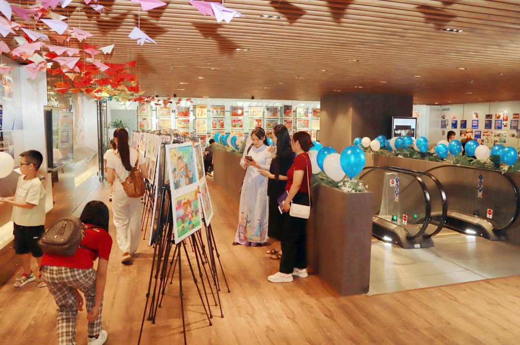 trien-lam-&-trao-giai